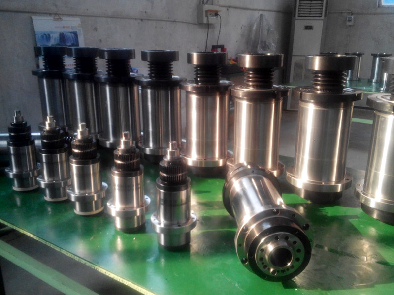 數控加工中心主軸為何能轉能定位？